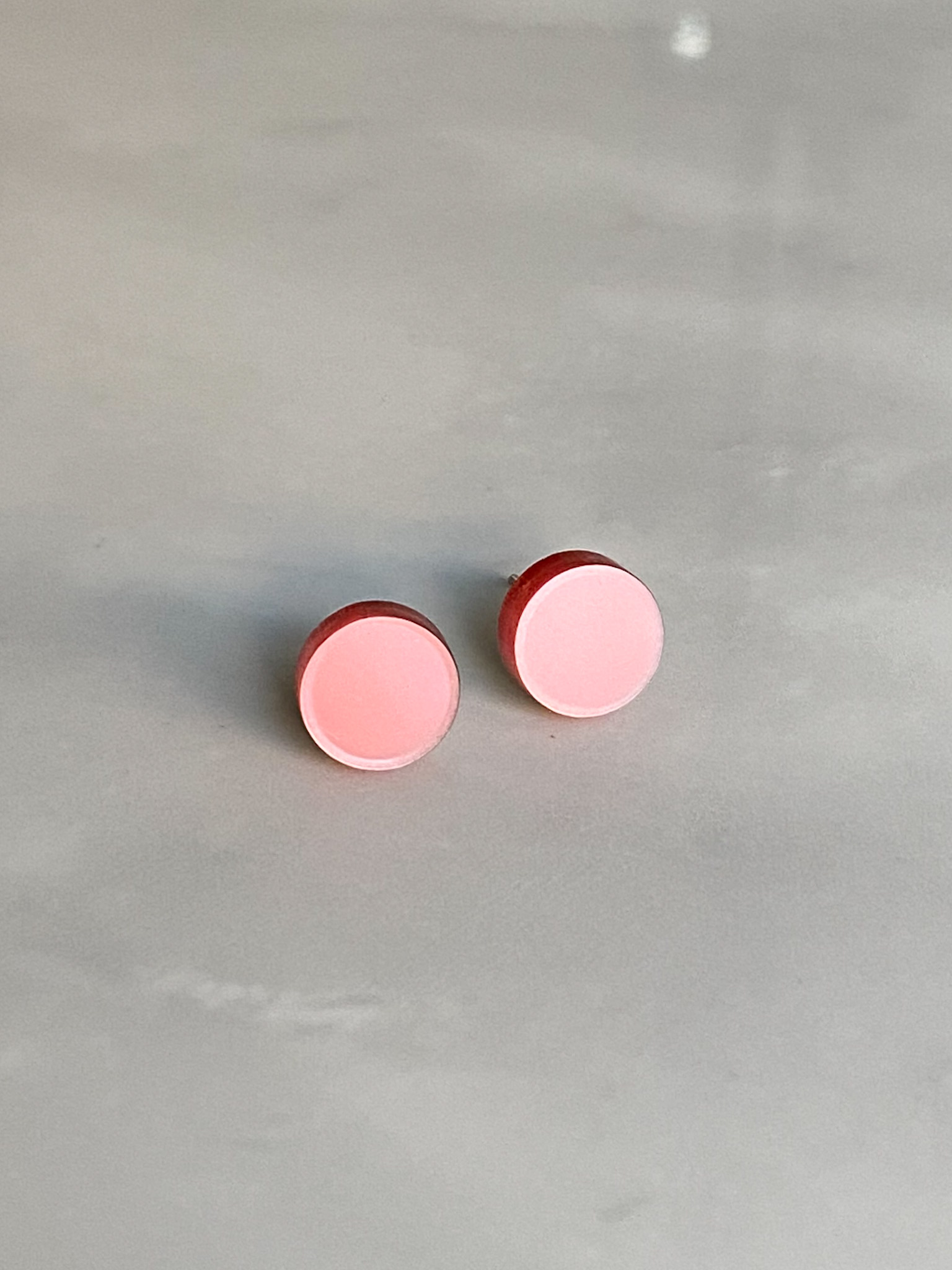 KONFETTI nappikorvakorut, 1 pari, pinkki (helmipinta) - Image 2