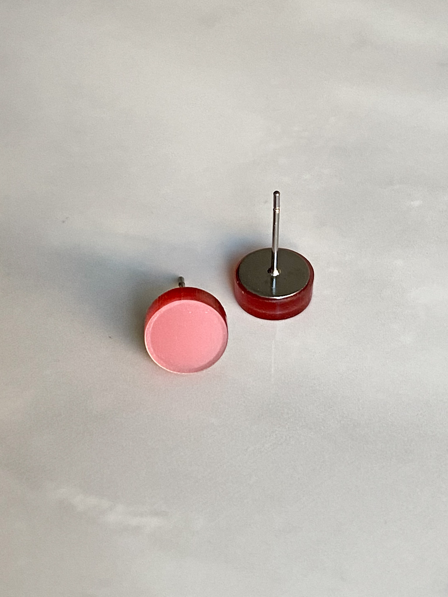 KONFETTI nappikorvakorut, 1 pari, pinkki (helmipinta) - Image 3