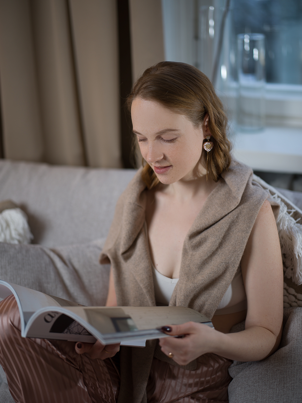 HEARTS - korvakorut ketjulla, beige/kulta - Image 5